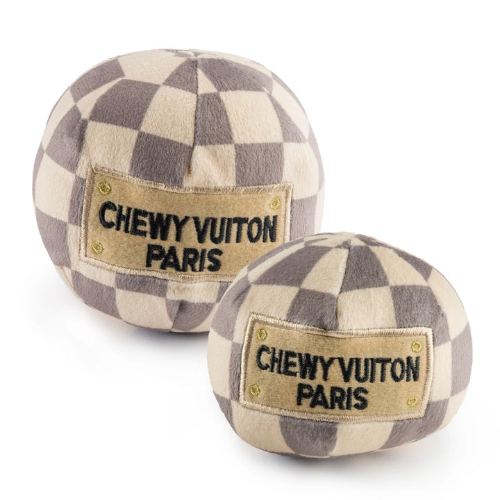 Checker Chewy Vuiton Ball – plyšový míček pro psy