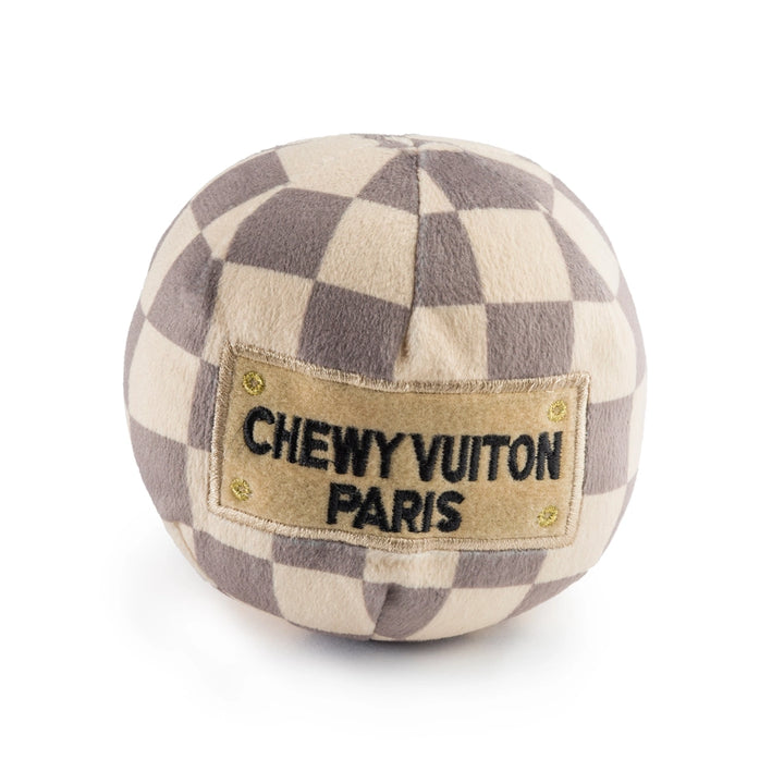 Checker Chewy Vuiton Ball – plyšový míček pro psy