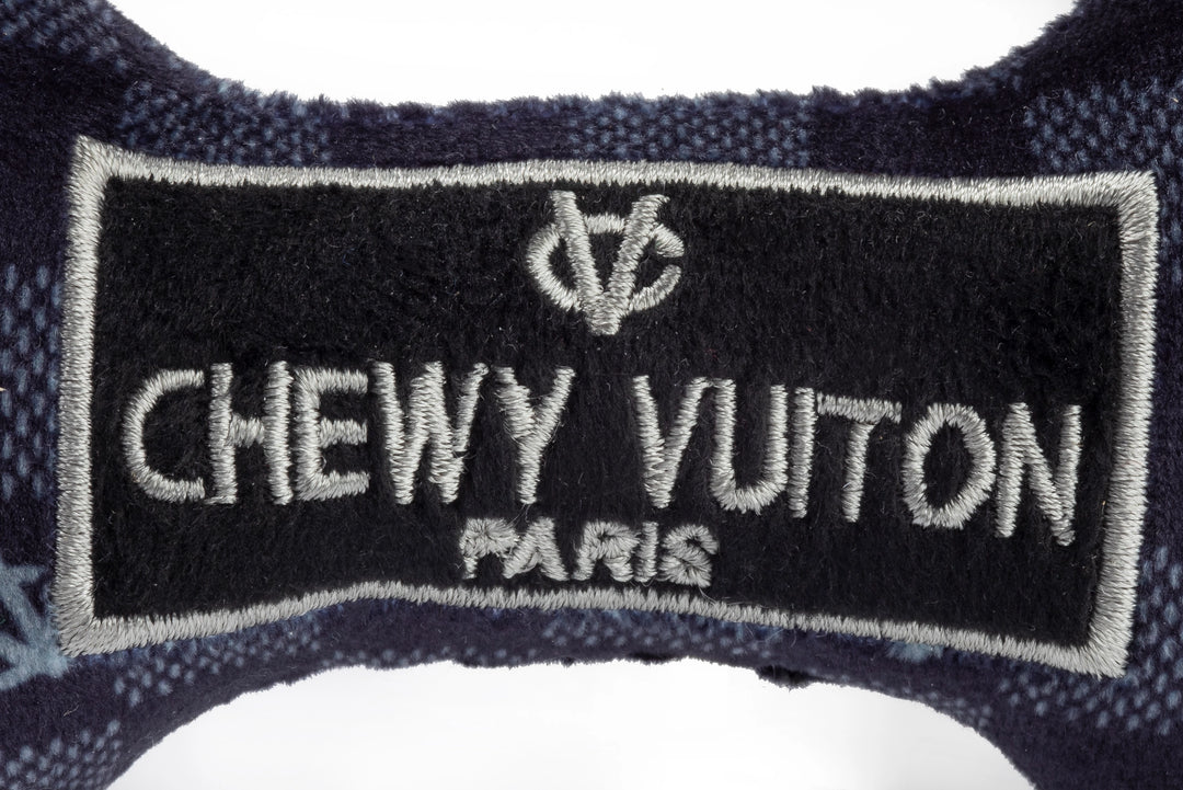 Designová plyšová kost Chewy Vuiton – černý vzor, pískací