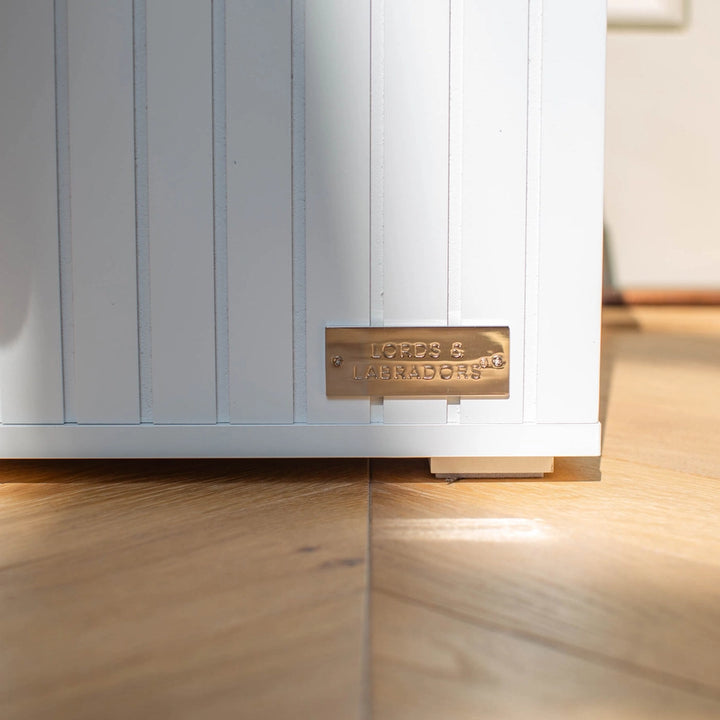 Dřevěný stojan na misky pro psy – bílý